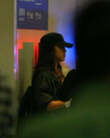 组图：汤唯返京现身机场 风衣仔裤有文青范儿