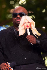 组图：克里斯汀娜辞演好声音 谢尔顿蹭脸撒娇