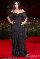 组图：《炎夏》发布会 贝鲁奇裹身黑裙秀玲珑曲线