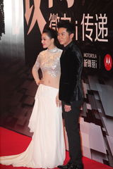组图：2012新浪微博之夜红毯-情侣档李晨张馨予
