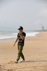 组图：网曝吴尊三亚陪萝莉玩沙显父爱 疑似女儿