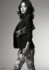高清组图：韩国女星高小英黑白写真 成熟优雅