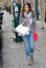 高清组图：杰西卡-阿尔芭街拍灰色系装扮休闲范