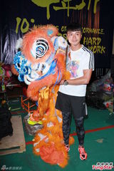 组图：黄浩然有意携子学舞狮