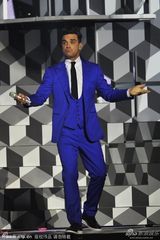 组图：罗比-威廉姆斯蓝西装复古 抢眼献唱全英