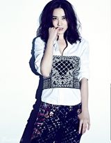 组图：小宋佳《悦己》开年封面 中性魅惑气场足