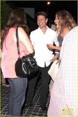 组图：年过半百阿汤哥与众美女闲聊神采奕奕