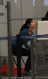 组图：倪妮机场素颜如路人 遭遇脱鞋检查无奈配合