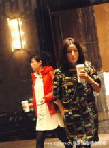 高清：赵薇边走边喝咖啡 被围洗手间门口尴尬理衣