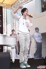 组图：严爵健身登高冒冷汗自嘲怕死