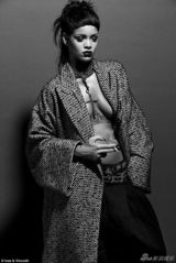 组图：蕾哈娜撅臀风骚遮胸 破洞衫性感露半乳