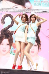 组图：BY2为新EP和写真造势 超短裙秀美腿