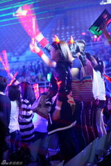 组图：信北京个唱火力全开 秀胸肌被男嘉宾吻手