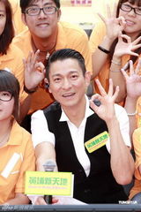 组图：刘德华签售摆造型逗小歌迷 坦言曾打美白针