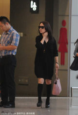 组图：杨钰莹独自现身机场 墨镜遮面裙装亮相