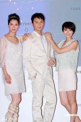 幻灯图集：袁咏仪张智霖秀恩爱 高圆圆暂无结婚计划