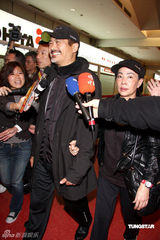 幻灯图：周润发抵台宣传《孔子》 低调现身遭追访