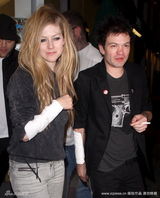 幻灯图集：艾薇儿和前夫现身纹身店 高调复合？ 