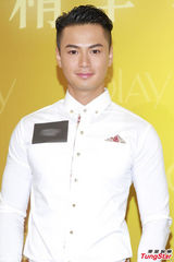 组图：罗仲谦赞杨怡皮肤好 陈法拉乐当空中飞人