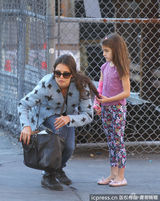 组图：小苏瑞花裤牵妈妈出街 秀新手机星味十足