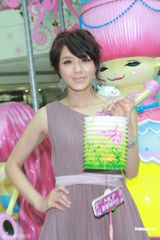 组图：官恩娜忙工作感激男友包容 想往内地发展