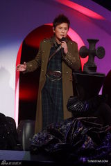 组图：张信哲红馆开唱 深情演绎哲式情歌