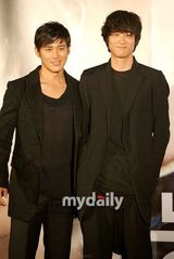 组图：姜东元高修宣传显型男本色 现场大秀兄弟情深