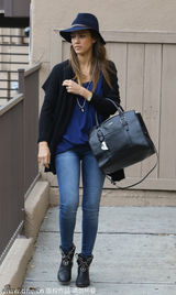 组图：阿尔芭潮装抢镜 头戴宽檐帽变时尚达人