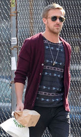 组图：瑞恩-高斯林街拍 酒红色开衫毛衣搭牛仔裤