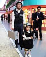组图：张柏芝母子游主题乐园 Lucas玩变装秀