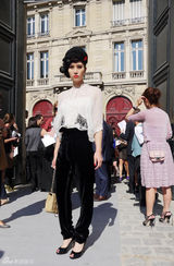 组图：尚雯婕亮相巴黎时装周 红唇复古优雅高贵