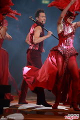 组图：古惑仔五子开唱显本色 伊健小春示爱太太