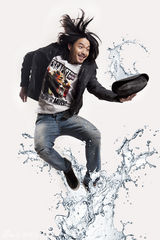 组图：李威型男写真彰显洒脱狂放魅力