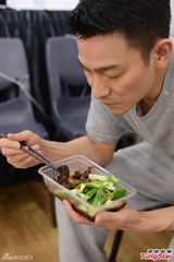 组图：刘德华为个唱苦练六腹肌 戒油盐重视早餐