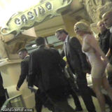 组图：布兰妮为男友庆生 紧身裙性感爆乳大秀婚戒