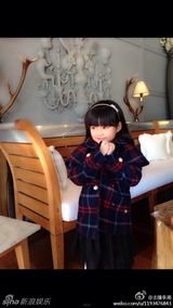 组图：王诗龄手拿“年度宝宝”小金人甜笑