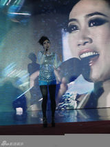 组图：芙蓉姐姐黑丝装嫩 小腿微凸自称相当性感