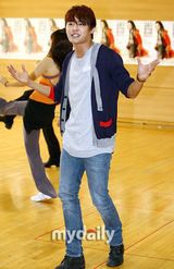 组图：神起金俊秀音乐剧公开彩排 全情投入表演