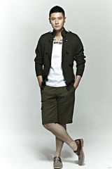 组图：任重军旅风写真 造型硬朗展熟男魅力