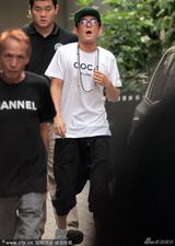 组图：陈冠希风骚摘帽子撩发痞样十足