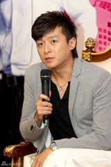 幻灯图：鄢颇新片上海首映 吴辰君不知导演被伤始末