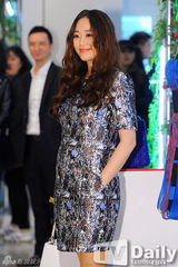 组图：韩彩英韩智慧演绎早春气息 金孝珍显孕相