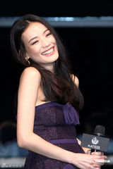 组图：舒淇优雅亮相身材高挑 短裙衬美腿修长