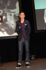 组图：《魔警》吴彦祖称与刘烨订娃娃亲是玩笑