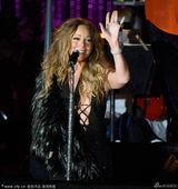 组图：玛利亚负伤吊绷带开唱 低胸水钻裙典雅