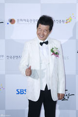 独家：EXO等亮相大众文化艺术奖红毯