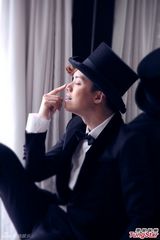 组图：王菀之MV大变身 性感黑丝诱张敬轩