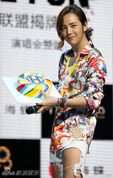 组图：张根硕破烂裤妩媚模仿MJ 笑骂老板是猪