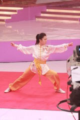 组图：刘璇香港变身主持人 打扮时尚“熊猫”袜出彩