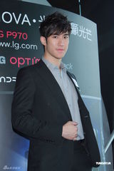 组图：李治廷做代言获产品折扣 恭喜卫诗再战乐坛 